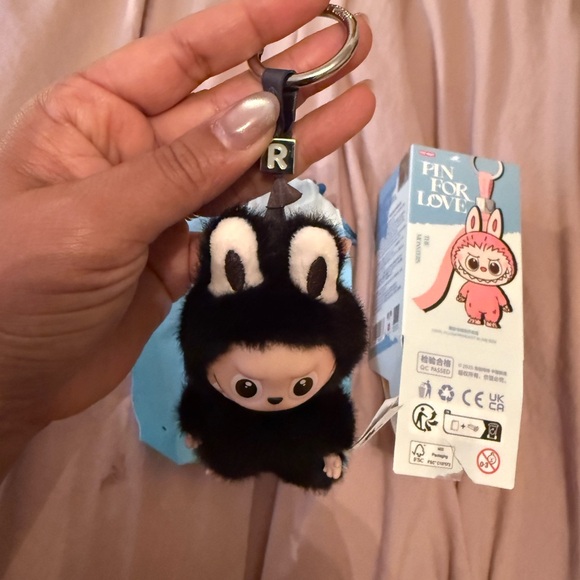 POP MART Pin for Love “R” Labubu - Picture 3 of 3